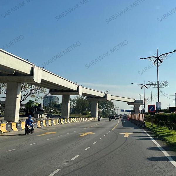 Earlier this week, several U-beams were successfully installed between the piers at Jalan Lapangan Terbang, forming a cross section of the elevated guideway that will carry the Autonomous Rapid Transit (ART) vehicles above the road. 