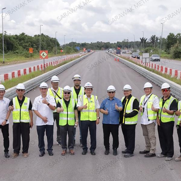 Minister for Transport Sarawak, the Honourable Dato Sri Lee Kim Shin, together with his Deputy Minister, the Honourable Datuk Dr Jerip Susil, visited the Rembus ART Depot and ART guideways in Kota Samarahan, as well as the SM07 Station at the 
