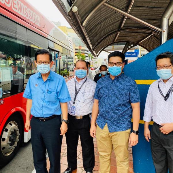 Minister of Transport Sarawak YB Datuk Lee Khim Shin (left) together with Sarawak Metro Sdn Bhd CEO Mr Mazli Mustaffa (2nd left) and representatives from SEDC and Sarawak Metro waiting to board the hydrogen bus, in conjunction with the resumption of the b