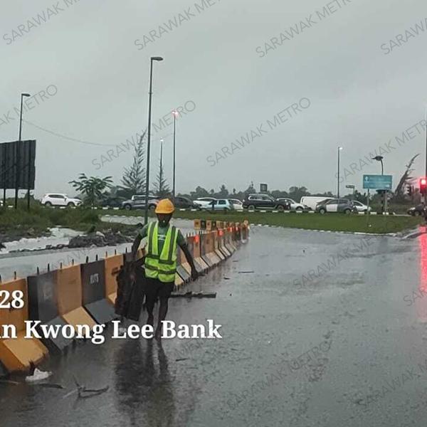 Our Emergency Response Team was busy since early this morning re-aligning traffic barriers and removing debris on the road due to the heavy downpour in the city since early this morning. The team were also able to assist several drivers when their vehicles stalled near our construction sites. We wish to take the opportunity to thank all the government agencies that also assisted in ensuring traffic remained under control in today’s challenging conditions. We are also grateful for the feedback we received today from members of the public – especially in alerting us of any potential hazards near our construction sites throughout Kota Samarahan and Kuching. Our sincere appreciation for your cooperation and patience. Drive safe