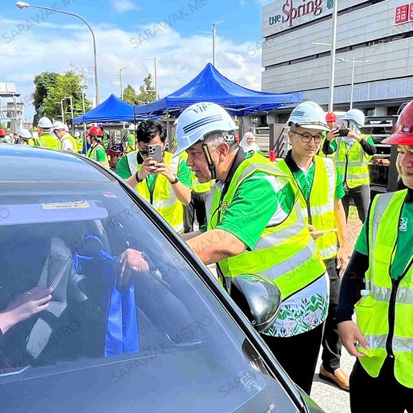 Sarawak Metro organised Road Safety Awareness Campaign along Jalan Simpang Tiga, together with our KUTS Project’s Blue Line Package 2 contractor, Perbena Emas and China Road & Bridge Corporation JV (PECRJV). This campaign aimed to remind road users to stay alert, follow traffic rules and prioritise safety near our KUTS Project construction sites throughout the city. Also in collaboration and support from JKR Sarawak, DOSH Sarawak, PDRM, and Kuching Resident Office. Together, we are building a safer journey for everyone