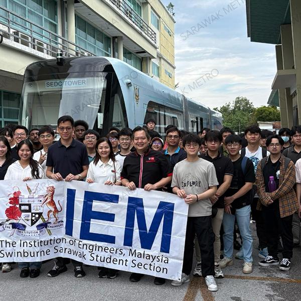 Swinburne University of Technology Sarawak Campus visited us at our Corporate Office with the 80 undergraduate students from the university’s Faculty of Engineering, Computing and Science our journey to modernise the public transport system, through the Kuching Urban Transportation System (KUTS) project. On hand to brief the students were our project engineer Farid Hamizan Roslan, engineer Syammil Mohd Ishak, and engineer Nur Nafisa Abdullah, who provided insights on the signalling and traffic control systems, as well as the ongoing development of the KUTS project. The students also had the chance to experience firsthand our Autonomous Rapid Transit (ART) prototype vehicle at the Kuching ART Assembly Facility (KAAF)