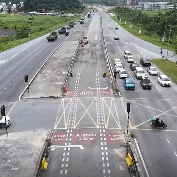 We were recently alerted by members of the public about a small number of motorcycle riders encroaching into certain areas of our ART lanes in Kota Samarahan. Although some of these ART lanes appear to be completed, they are in fact active construction areas, where our contractors’ equipment, materials and workers are still brought on to these sites. As such, road users are not allowed to enter the ART lanes, to ensure their own safety as well as the safety of the construction workers.